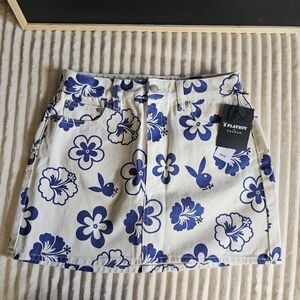 Playboy Pacsun  Blue and White Floral Mini Skirt Size 26 Waist